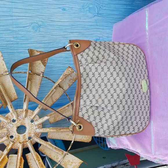 NWT Michael Kors Beige/Brown Signature Coated Canvas and Leather Jet Set Hobo - Picture 12 of 12